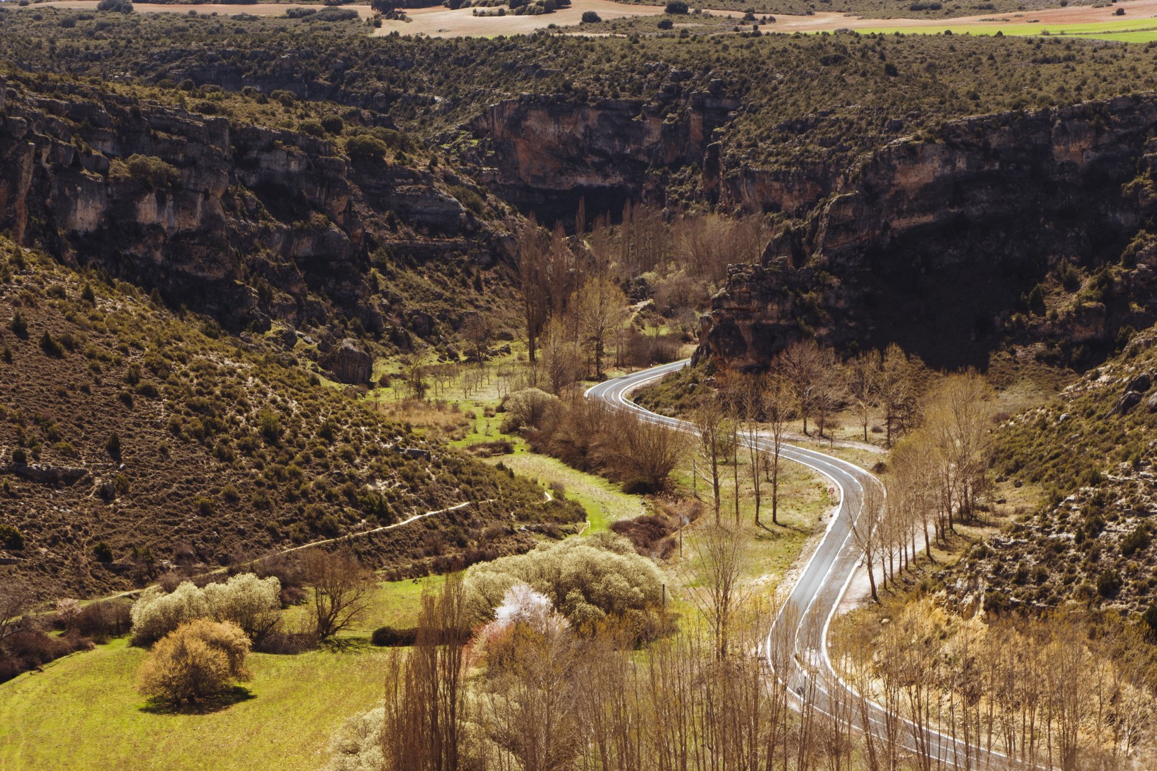 Route sinueuse en milieu forestier - Nord et Légende VRD