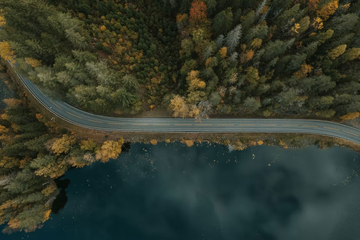 Route et lac en automne - À propos Nord et Légende